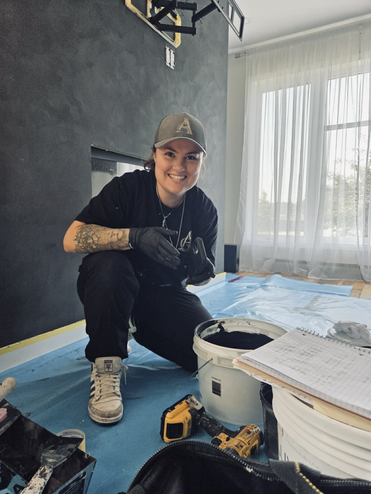 Artisane travaillant sur un mur décoratif en enduit au Québec